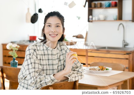 女性用餐用餐廚房 女性用餐用餐廚房 65926703