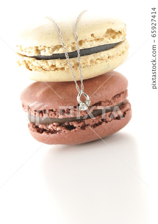 蛋白杏仁餅乾和項鍊 蛋白杏仁餅乾和項鍊 65927414