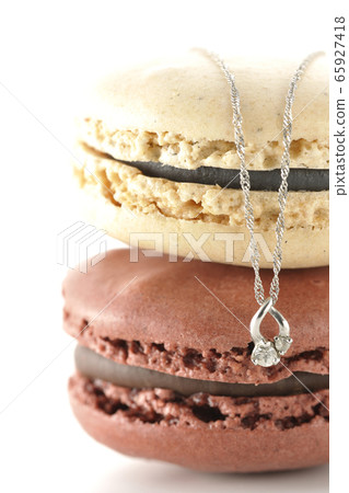 蛋白杏仁餅乾和項鍊 蛋白杏仁餅乾和項鍊 65927418