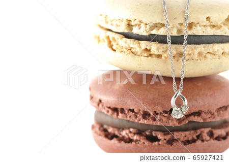 蛋白杏仁餅乾和項鍊 65927421