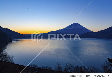 山梨縣本栖湖的本栖湖黎明 65928293