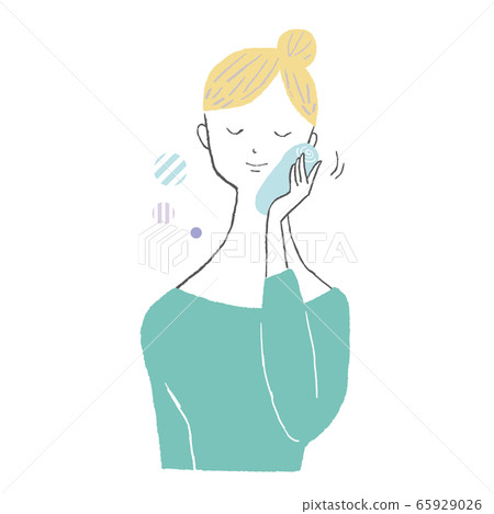 冷卻她曬黑的皮膚的女人 65929026