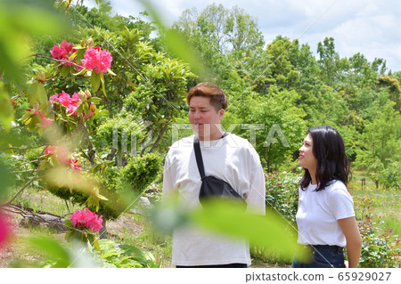 白人情侶在公園里約會 白人情侶在公園里約會 65929027