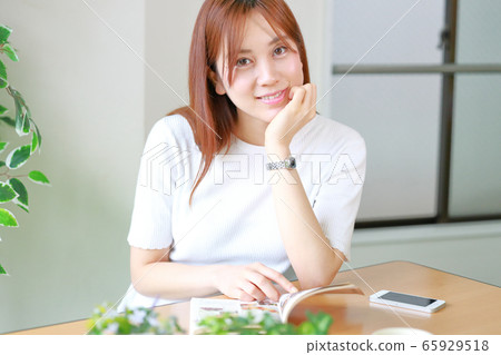 一個女人的臉頰看書 65929518