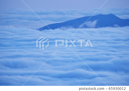 覆蓋著雲海（北海道）的山 65930012