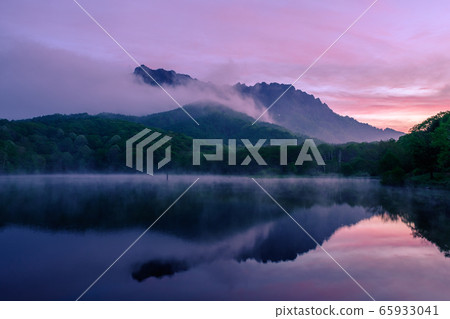 Kagamiike at dawn (spring) 65933041