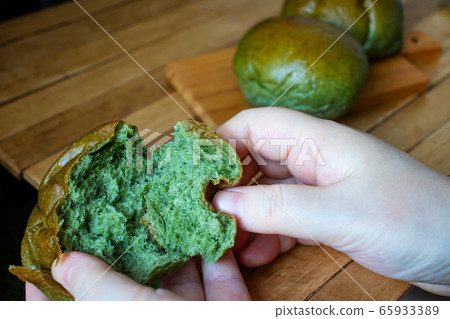 Eating wormwood bread 65933389