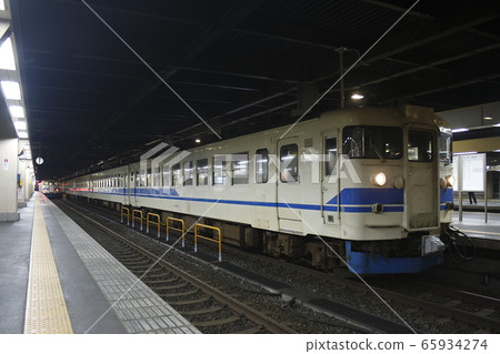 Hokuriku Main Line Series 471 train (Kanazawa Station) 65934274