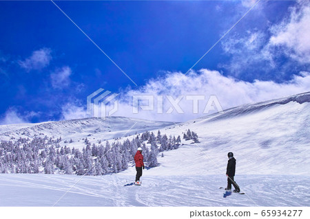 Snowboarder looking at the snow scene 65934277