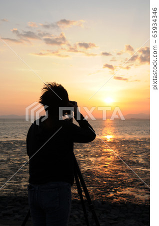 Photographer shooting the sunset over the Ariake Sea 65934346