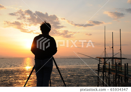 攝影師在有明海上拍攝日落 攝影師在有明海上拍攝日落 65934347