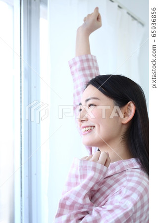 Image of a woman who gets up in the morning Image of a woman who gets up in the morning 65936856