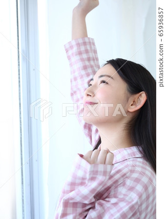 Image of a woman who gets up in the morning 65936857