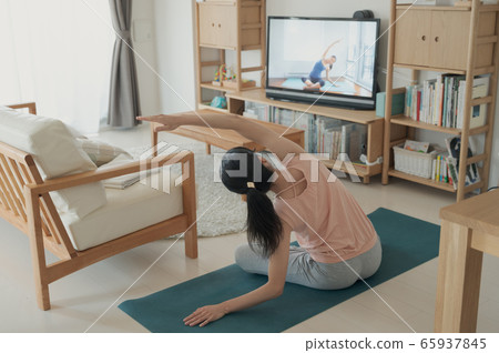 在家看瑜伽的女人在家做瑜伽在家做瑜伽的女人在家做瑜伽 在家看瑜伽的女人在家做瑜伽在家做瑜伽的女人在家做瑜伽 65937845