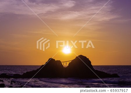 在Futamigaura Itoshima福岡縣的一對美好的夫婦 在Futamigaura Itoshima福岡縣的一對美好的夫婦 65937917