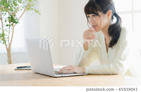 女人電腦遠程辦公 女人電腦遠程辦公 65939041