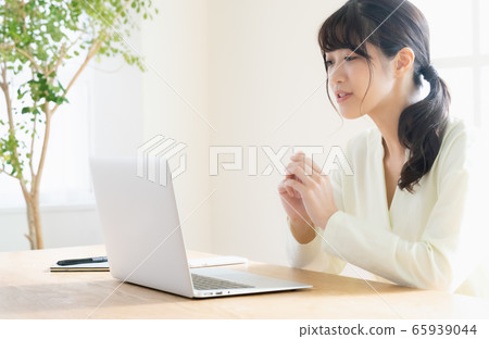 Woman PC Telecommuting Woman PC Telecommuting 65939044