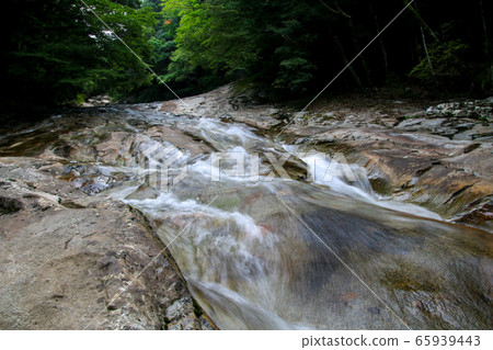 一個滑動的山谷 一個滑動的山谷 65939443