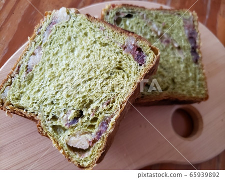 Matcha's bread 65939892