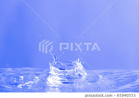 Water droplets 65940553