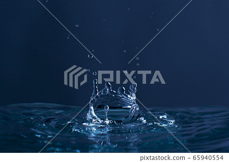 Water droplets 65940554