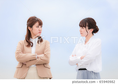 彼此分開。 彼此分開。 65940982