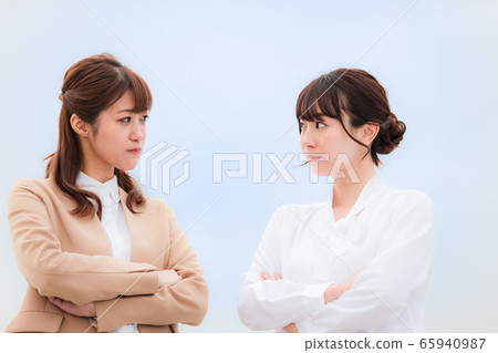 彼此分開。 彼此分開。 65940987