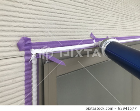 Siding window frame caulking 65941577