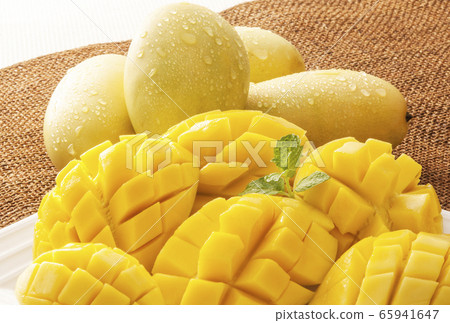 Ripe mango image material with mango cut into pieces 65941647