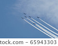 六名戰士在編隊飛行在藍天下 65943303