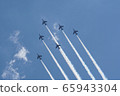 六名戰士在編隊飛行在藍天下 65943304
