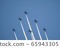 六名戰士在編隊飛行在藍天下 65943305