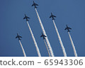六名戰士在編隊飛行在藍天下 65943306