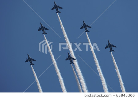 Six fighters flying in formation under the blue sky 65943306
