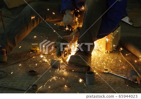Pipe cutting 65944023