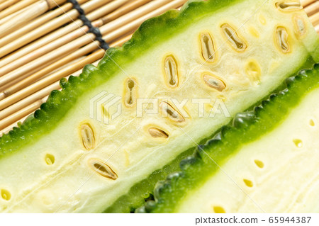 Cross section of bitter gourd cut in half vertically. The state where I could see cotton and seeds. 65944387