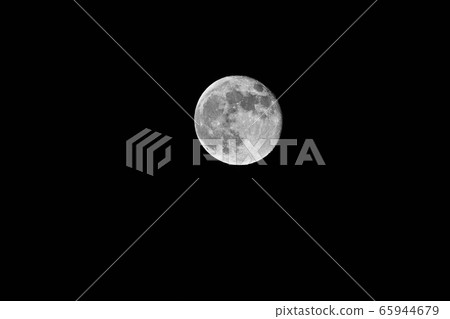 A mysterious full moon in the night sky-15 black and white (23:01 on May 8, 2020) 65944679