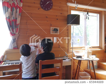 孩子在電子鋼琴上玩 65944889