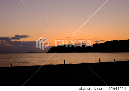 Zushi coast of the setting sun Zushi coast of the setting sun 65945624