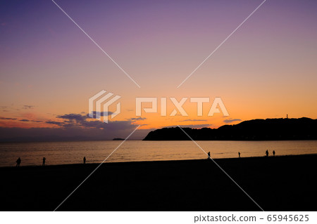 Zushi coast of the setting sun 65945625