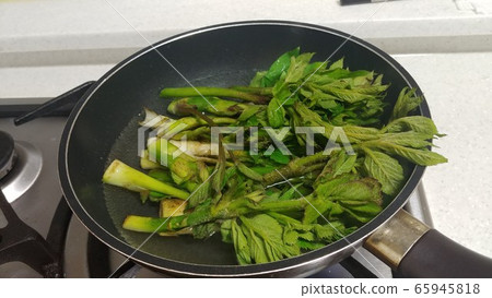 Herbs in pot Herbs in pot 65945818