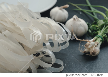 Noodles and garlic and coriander 65946949