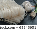 Noodles and garlic and coriander 65946951