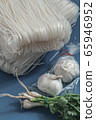Noodles and garlic and coriander 65946952