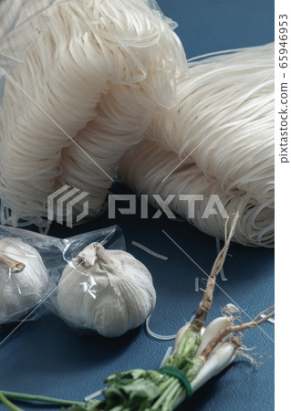 Noodles and garlic and coriander 65946953