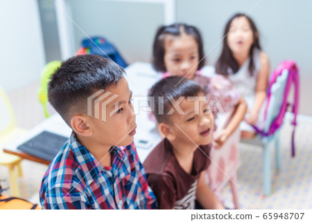 Asian elementary school children are studying and having fun in the classroom. 65948707