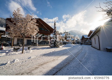 Gstaad promenade in winter time 65948776