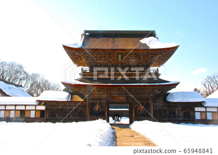 The "Sanmon" of Zuiryuji Temple seen from the outside (35 Sekihoncho, Takaoka City, Toyama Prefecture) The "Sanmon" of Zuiryuji Temple seen from the outside (35 Sekihoncho, Takaoka City, Toyama Prefecture) 65948841