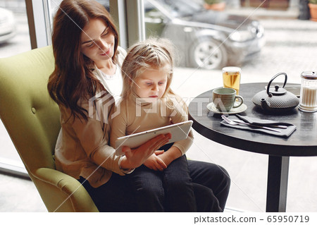 Mother with daughter sitting in a cafe 65950719