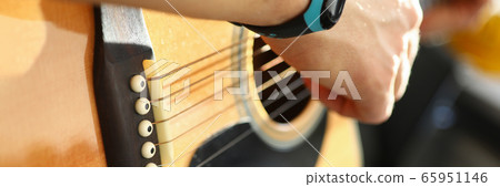 Man playing on guitar 65951146